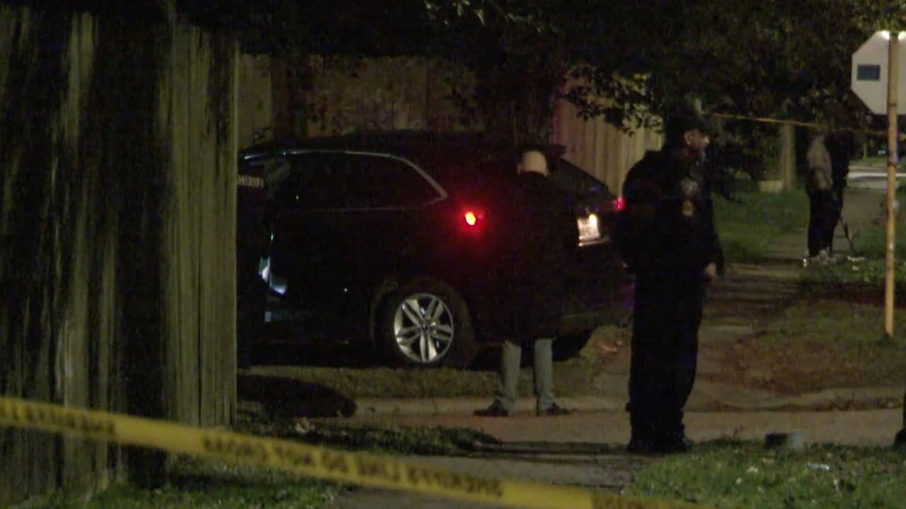 Dentro de la camioneta, estaba uno de los menores muerto con heridas de bala. Además, los detectives encontraron
<a href="https://www.univision.com/local/houston-kxln/disputa-familiar-termina-en-enfrentamiento-a-bala-entre-un-sujeto-y-la-policia-de-houston-video">armas de fuego</a>.