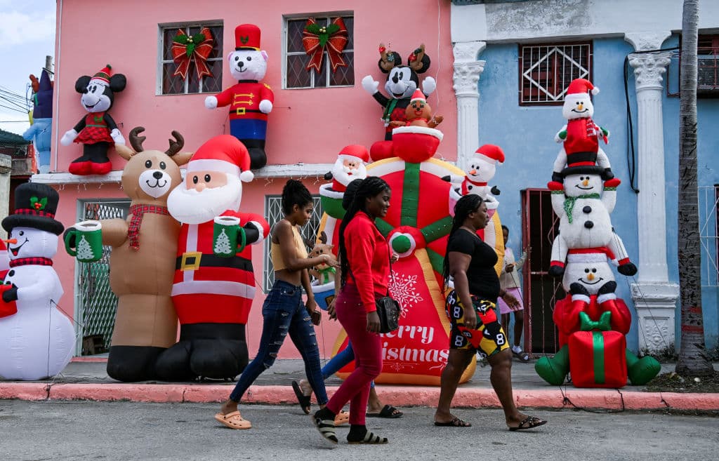 Poco a poco la celebración de la Navidad retomó terreno en suelo cubano, donde ahora 
<b><a href="https://www.univision.com/local/miami-wltv/cuba-pone-fin-a-subsidios-de-la-libreta-de-abastecimientos-entre-otras-medidas-drasticas" target="_blank">las necesidades son tantas, que no todos pueden siquiera soñar con un arbolito</a></b>.