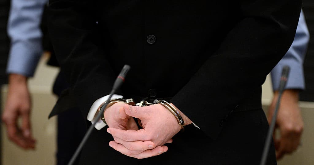 "No me alcanza la pensión": dan ultimátum a anciano de 82 años por vender marihuana