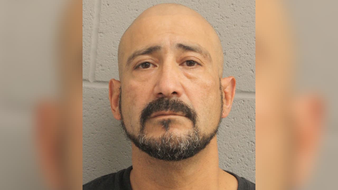 Buscan a sospechoso de balear a un hombre cuando cambiaba la llanta de su auto en Houston