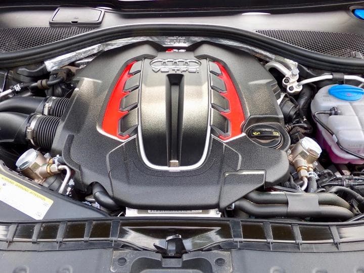 El corazón de este monstruo de tracción en las cuatro ruedas, es un 
<b>V8 doble turbo de 4.0 litros</b> de desplazamiento que genera 
<b>552 caballos de fuerza</b> y 
<b>516 lbs-pie de torque</b>, el cual es administrado por una transmisión automática de 8 velocidades con cambios manuales, lo que hace del Audi RS6 Avant no solo un vehículo muy poderoso, sino también muy especial.