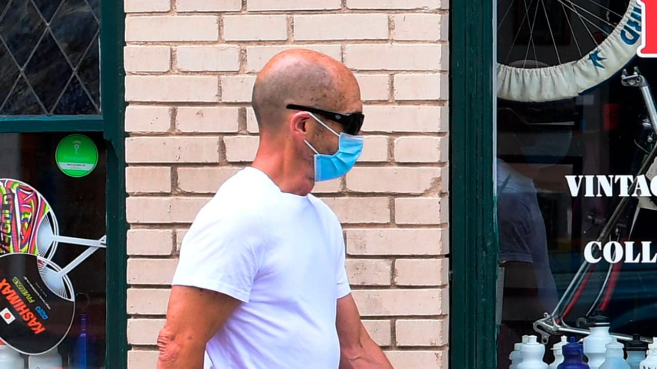 Ricardo Correa, médico endocrinólogo, entregó algunas recomendaciones para evitar afectaciones durante esta temporada monzónica. “Hay que evitar mojarnos y permanecer así, la humedad constante puede causar ciertas reacciones respiratorias”, dijo el experto, quien además agregó que es importante evitar las aglomeraciones.