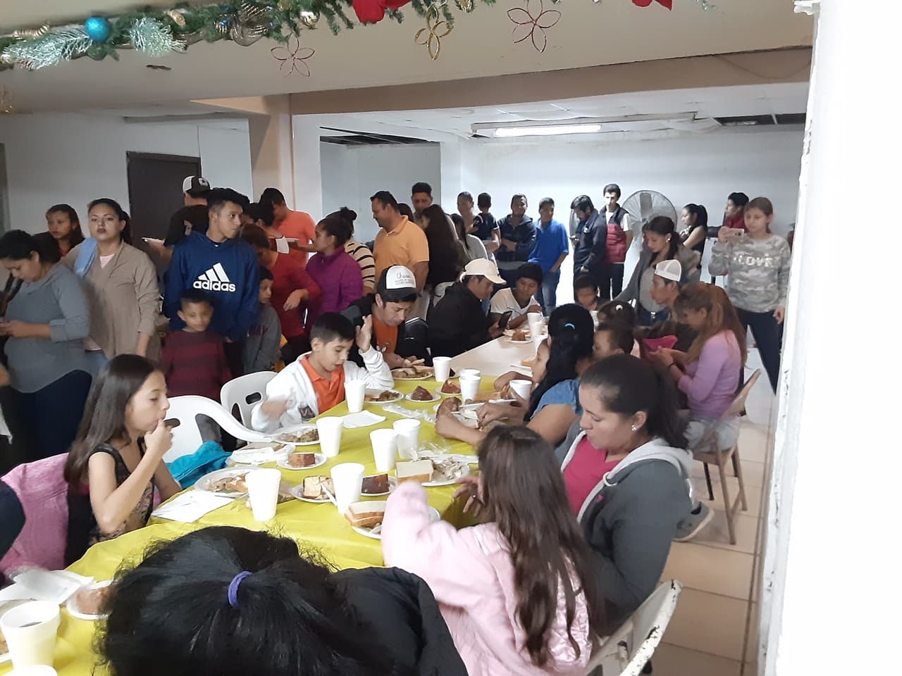 En una de las iglesias que el pastor Lorenzo Ortiz acomodó para albergar a los migrantes, decenas de centroamericanos celebran Acción de Gracias.