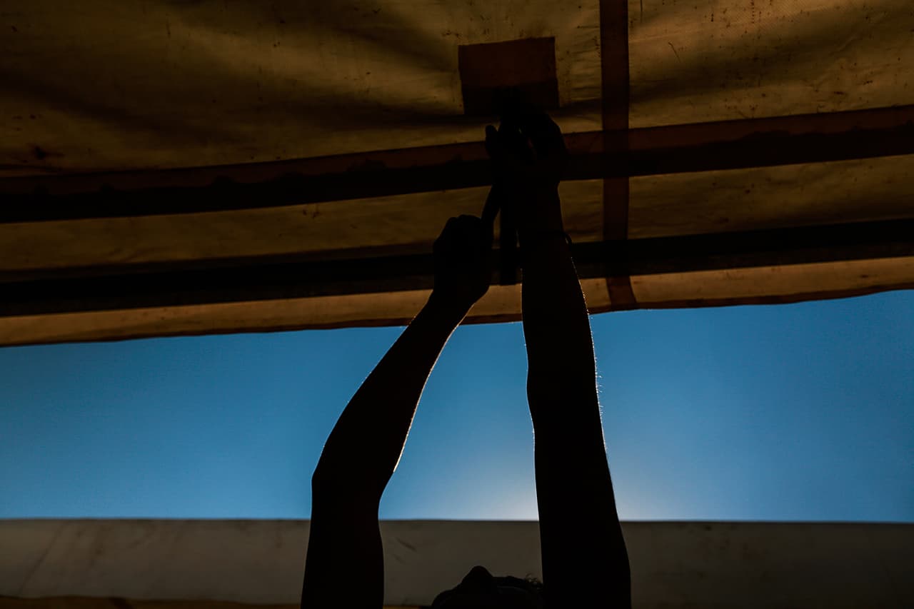 Juan Antonio Oliva Mata, 17, procedente de Matehuala, ajusta las cintas de una carpa en la explanada del banquete el día antes de la celebración de los XV de Rubí. Se necesitó mano de obra de diferentes tipos para preparar el evento de asistencia incierta: más de un millón de invitados se apuntaron en Facebook y se preparó comida para 5,000. Almudena Toral