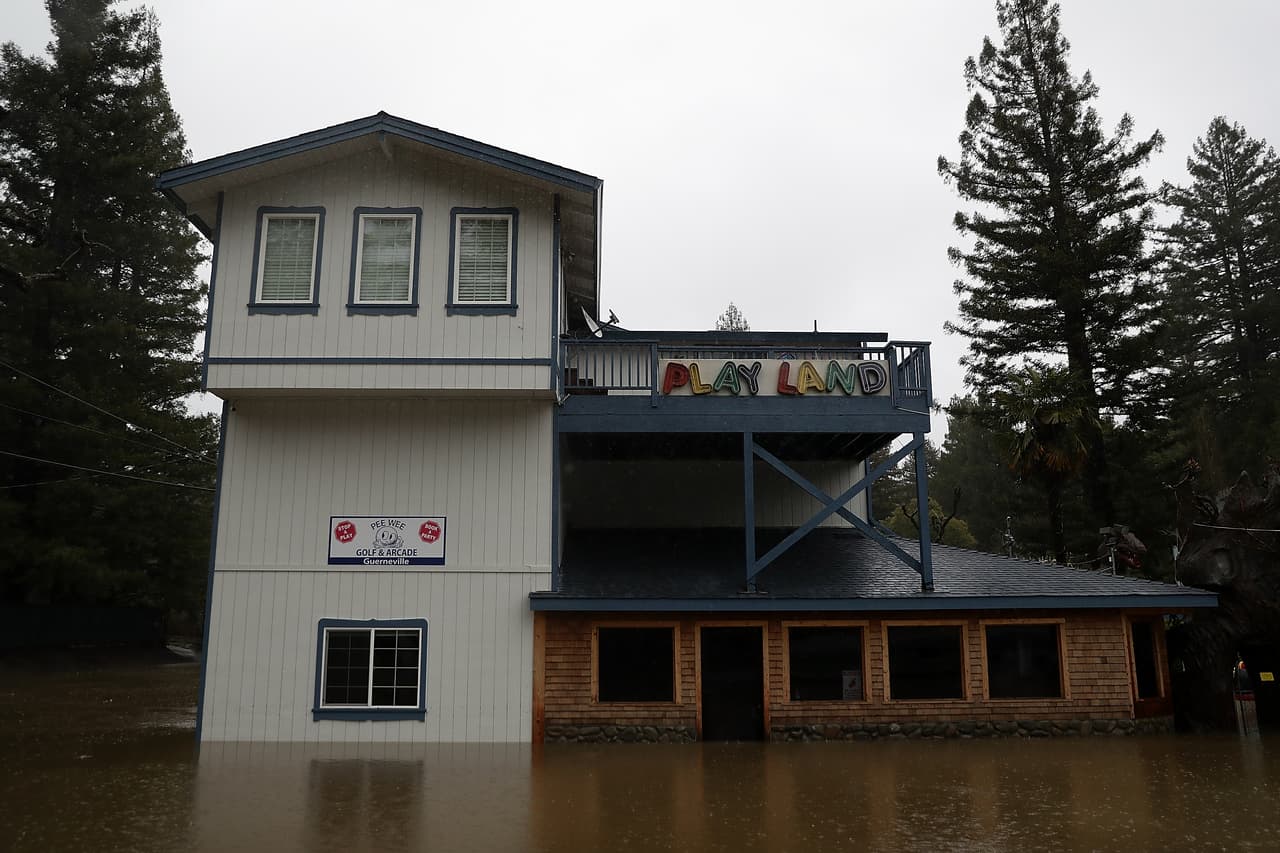 Una nueva serie de tormentas está trayendo fuertes lluvias e inundaciones a varios poblados como Guerneville y Forestville en el norte de California unos días después de que la lluvia y las tormentas de nieve golpearon la región trayendo una gran cantidad de agua que beneficiaría a California, un estado severamente afectado por la sequía.