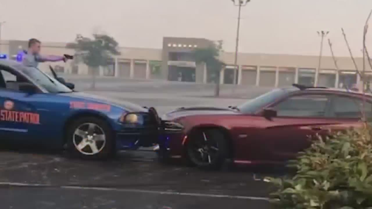 Queda grabada la confrontación entre un agente de la Policía Estatal de Georgia y un conductor de carreras callejeras