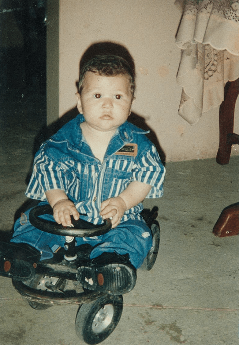 Brian llegó a las audiciones con su novia. Tenía futuro como futbolista, pero una lesión lo cambió todo. Ahora busca triunfar en La Banda.