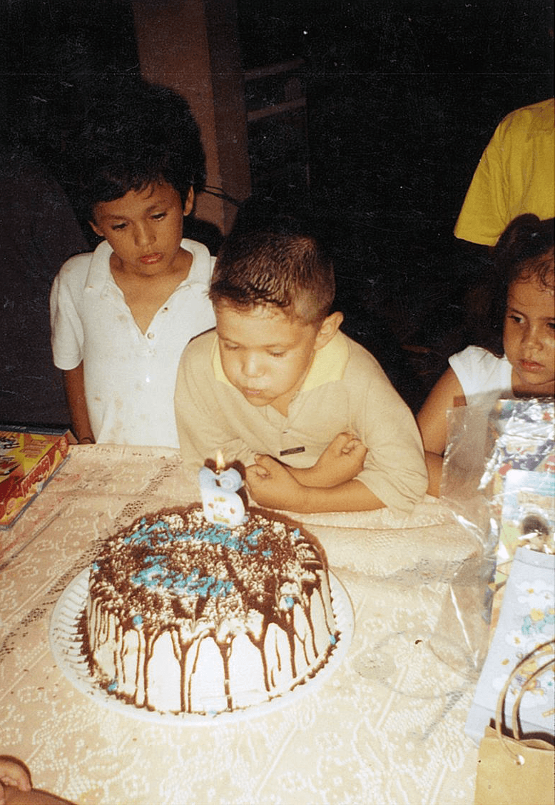 Brian llegó a las audiciones con su novia. Tenía futuro como futbolista, pero una lesión lo cambió todo. Ahora busca triunfar en La Banda.