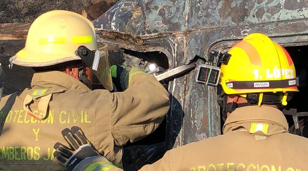 Funcionarios de Protección Civil trabajaron con equipo hidráulico de rescate para sacar los cuerpos de algunos de los fallecidos que se encontraban atrapados en la camioneta que se incendió tras el impacto. 
<br>