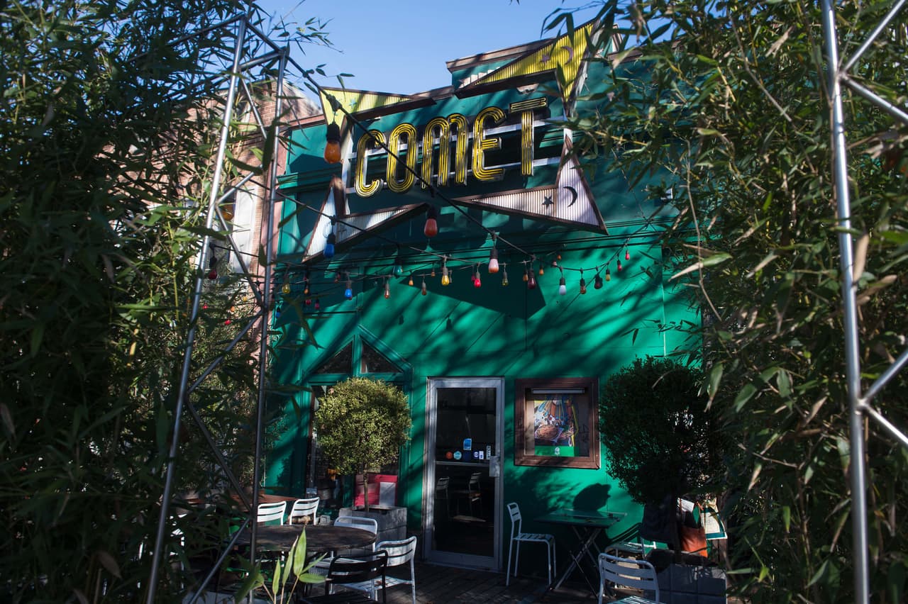 <b>El año de las noticias falsas. </b>Que habían inmigrantes 
<b><a href="http://www.univision.com/noticias/politica/asi-surgio-el-bulo-de-que-millones-votaron-ilegalmente-contra-trump">indocumentados votando para favorecer a Hillary Clinton</a></b>, o que 
<b><a href="http://www.univision.com/noticias/politica/no-denzel-washington-no-ha-apoyado-a-donald-trump">el actor Denzel Washington había apoyado a Donald Trump...</a></b> las noticias falsas fueron una suerte de calamitosas protagonistas en las elecciones. El súmum del caso fue cuando el rumor irreal promovido por internet de que 
<b><a href="http://www.univision.com/noticias/politica/como-una-noticia-falsa-altero-de-pronto-la-vida-de-un-tranquilo-barrio-residencial-de-washington-dc">Clinton y sus aliados tenían una red de trata sexual de niños</a></b>
<a href="http://www.univision.com/noticias/politica/como-una-noticia-falsa-altero-de-pronto-la-vida-de-un-tranquilo-barrio-residencial-de-washington-dc"> en una pizzería en Washington DC</a> llevó a un hombre a ir armado al local para 'hacer justicia por mano propia'.