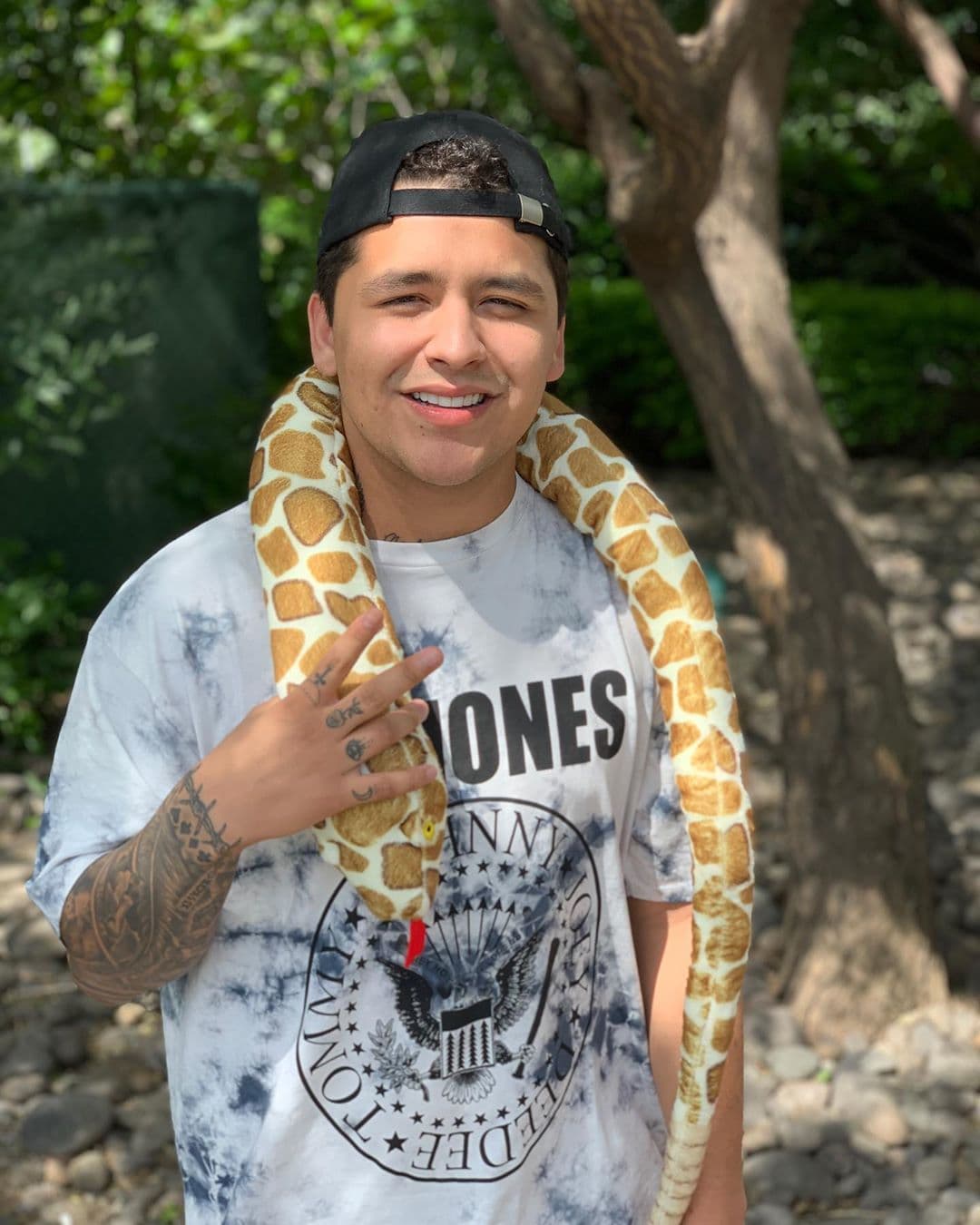 Nodal publicó un video en sus historias de Instagram donde se le aprecia derrochando amor con su novia María Fernanda.