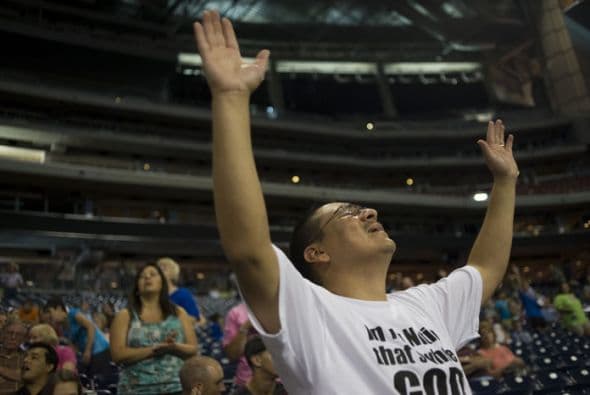 9. "Como nación, necesitamos unirnos y llamar a Jesú para guiarnos por tiempos sin antecedentes y agradecerle por las bendiciones de libertad que disfrutamos. Algunos problemas están fuera de nuestro control para resolverlos y, según el capítulo 2 del libro de Joel, esta hora histórica demanda una respuesta histórica. Así que, el 6 de agosto, miles de personas se reunirán para rezar por un momento histórico para nuestro país y renovar nuestros sentidos de propósitos morales" - Dijo Perry días antes de su convención religiosa en Houston en agosto pasado.