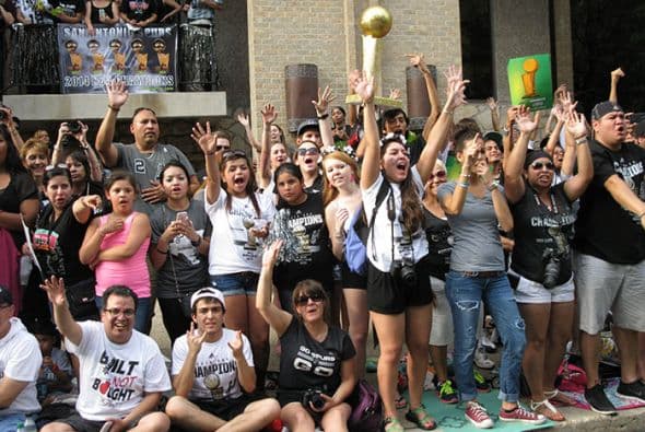 Photos: Spurs Championship Parade 2014 Barges