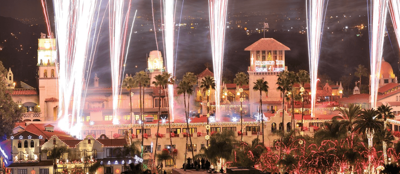 Debes tener en cuenta que este año, debido al coronavirus, no se realiza el evento público del encendido de luces y tampoco habrá el despliegue de vendedores en las afueras del hotel.