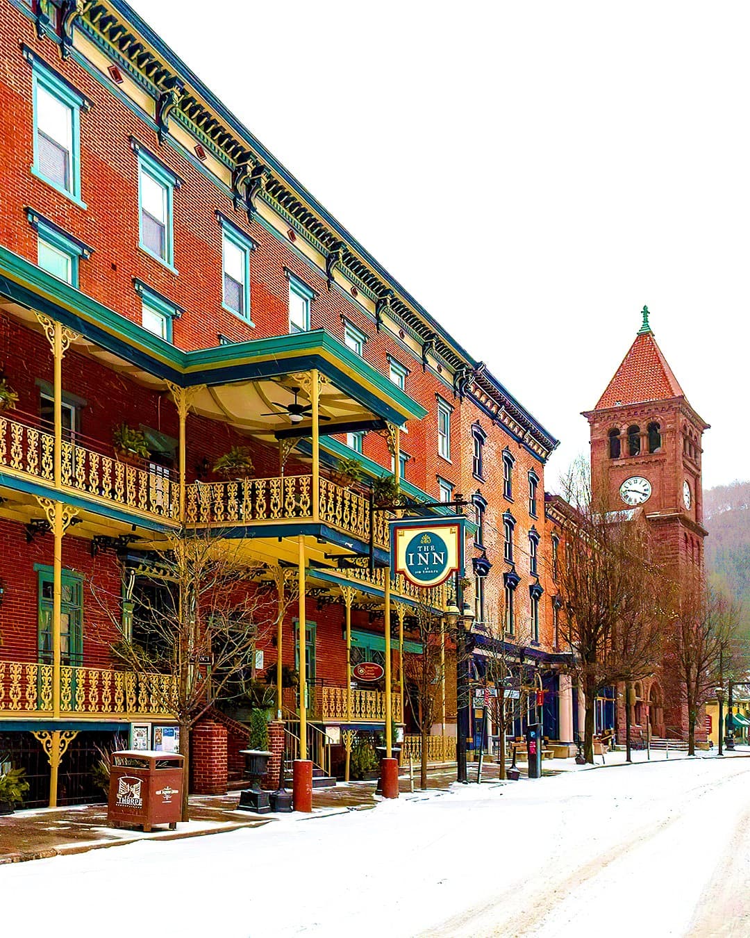 <b>Jim Thorpe</b>. La arquitectura de estilo europeo y los picos de las montañas circundantes han llevado a la gente a llamar a Jim Thorpe la "Pequeña Suiza de Pensilvania", y no hay escasez de encanto en esta pequeña ciudad ubicada dentro de las montañas Pocono y que la vuelven un destino ideal para quienes buscan el romance.
<br>
<br>
<b><a href="https://goo.gl/maps/LE1XYgWfCZRs2EkY6">Cómo llegar</a></b>