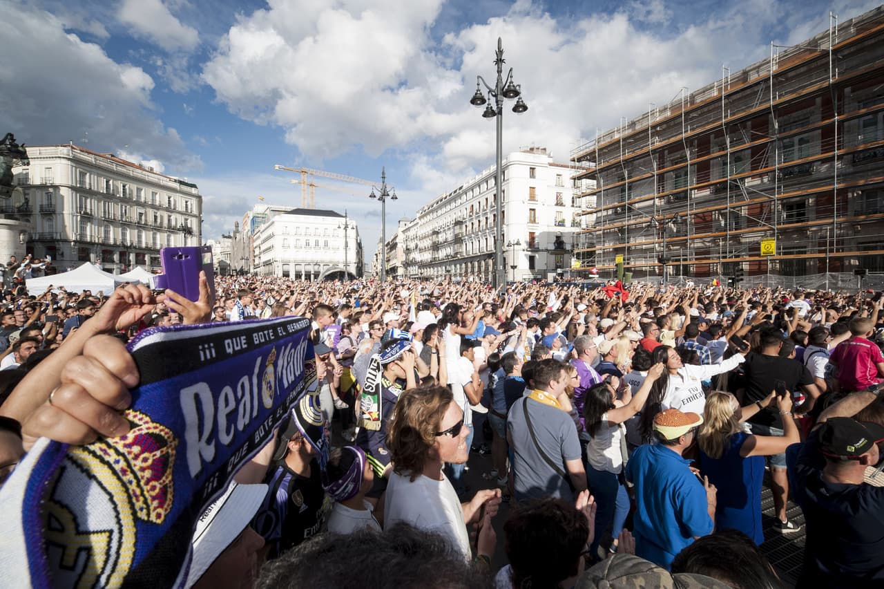 La gente en la Puerta del Sol no paraba de arengar a favor del Real Madrid y su nueva conquista europea.