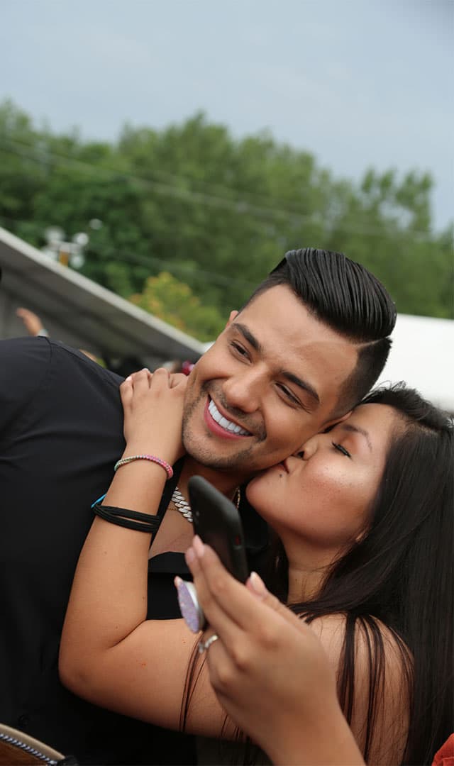 Mientras tanto, 
<b>Luis Coronel</b> se acercó a sus fans y se llevó más de un beso.