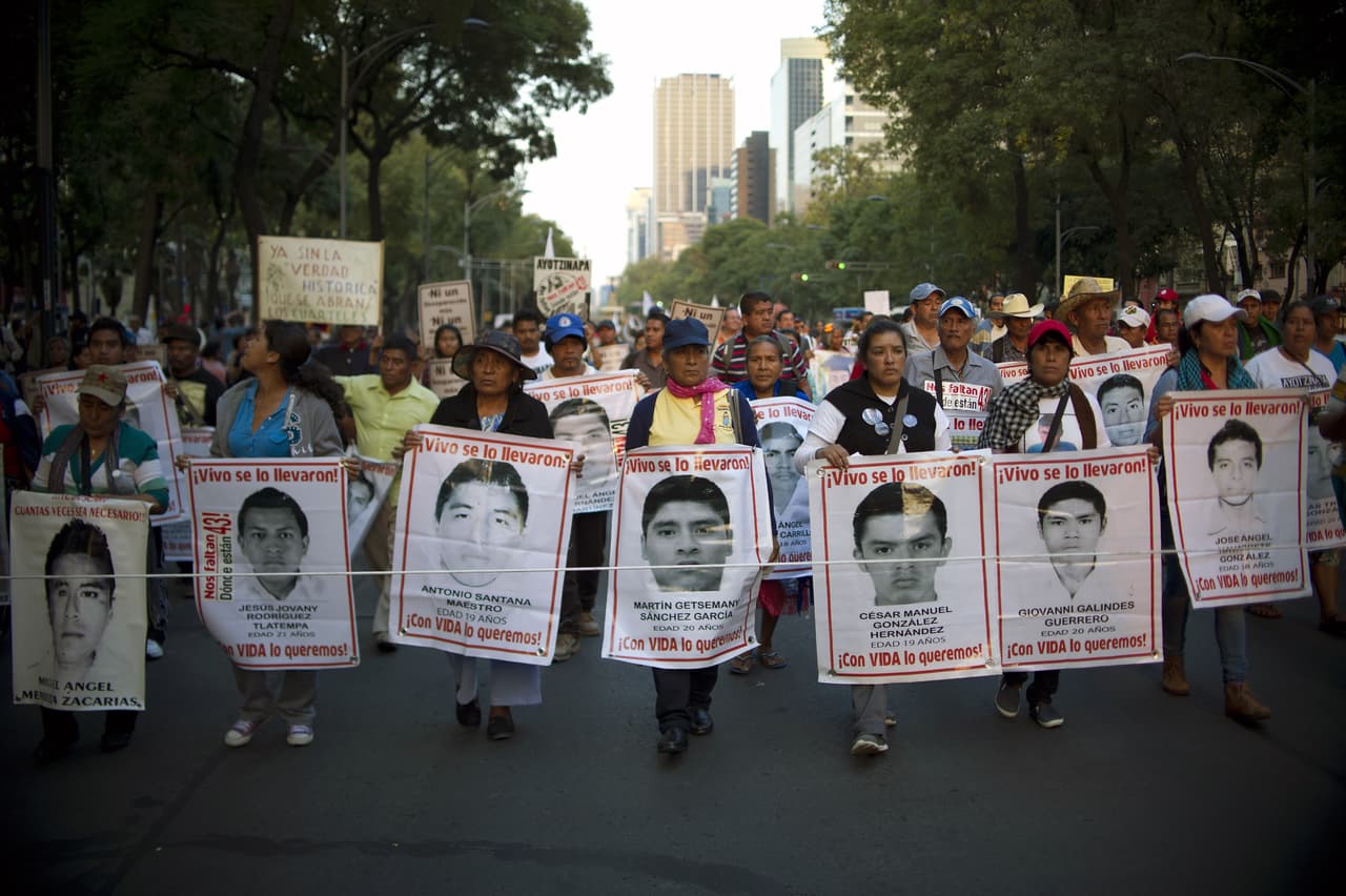 Padres de estudiantes de Ayotzinapa acampan frente a la presidencia mexicana
