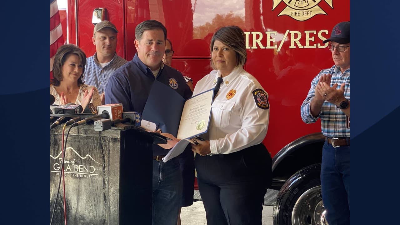 Según Ducey, la casa de la jefa de bomberos de Gila Bend, Arelia Henry, fue dañada por las inundaciones, sin embargo,
<i>ella se mantuvo de servicio para proteger a su comunidad</i>. “Es un honor para mí emitir un elogio formal reconociendo a la jefa Henry por su valentía, liderazgo y sacrificio”,
<a href="https://twitter.com/dougducey/status/1428795793603850242" target="_blank">dijo Ducey.</a>
<br>
<br>