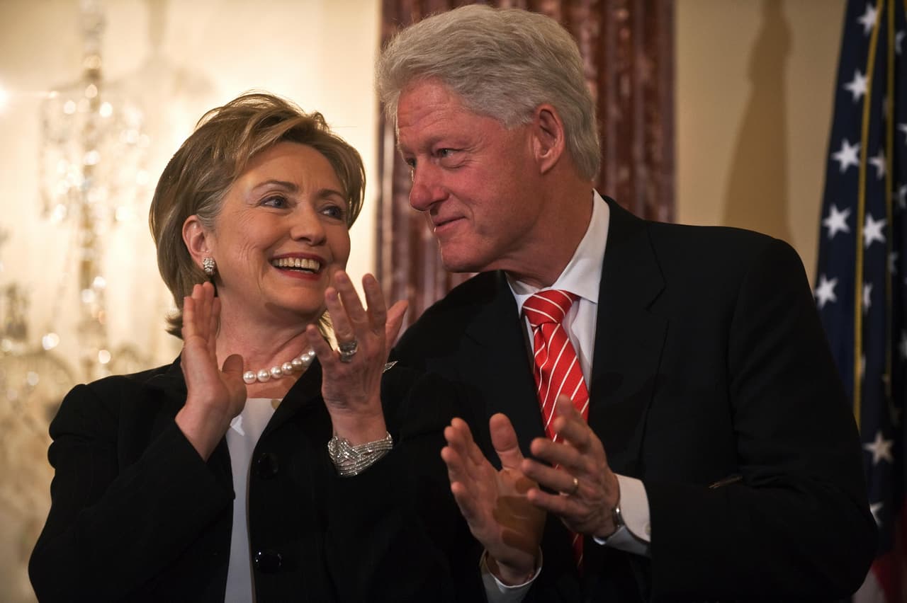 Mientras que Bill Clinton se licencio en Derecho Racial y en años anteriores había estudiado en la Universidad de Oxford y Georgetown.