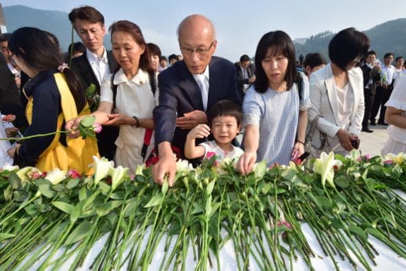 Los seguidores de la Iglesia de la Unificación en Corea del Sur ponen flores delante de un retrato del fundador de la iglesia, el Reverendo Sun Myung Moon, antes de una ceremonia para conmemorar el segundo aniversario de su muerte.