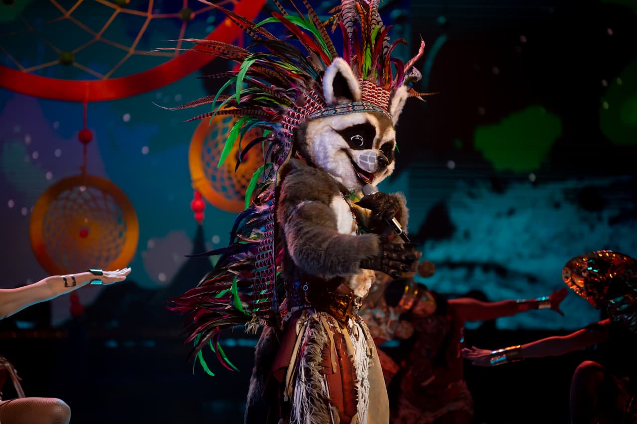 Apache inició el combate con un pegajoso reggaetón titulado 'Felices los 4' de Maluma.