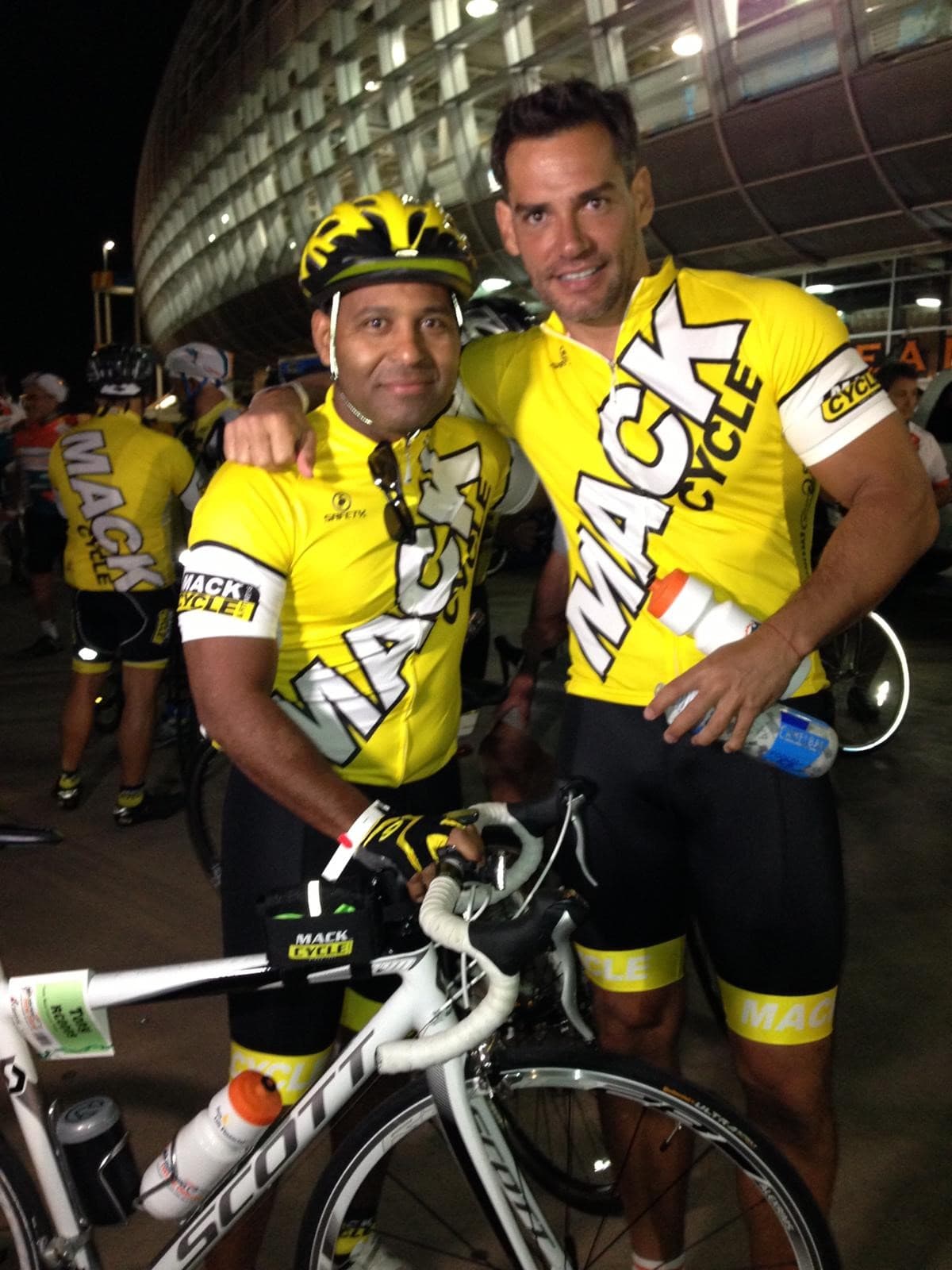 Hay otras ventajas que la 'bici' le brinda al presentador del segmento ‘A solas con Tony’ de Primer Impacto: “Como me hice socio de un
<b> <a href="https://www.evergladesbc.com/" target="_blank">club de ciclismo (Everglades Bicycle Club</a></b>), eso me ha permitido hacer 
<b>nuevas amistades</b>". En esta foto lo vemos junto al actor y conductor 
<b>Cristian de la Fuente</b>, amante también del ciclismo.