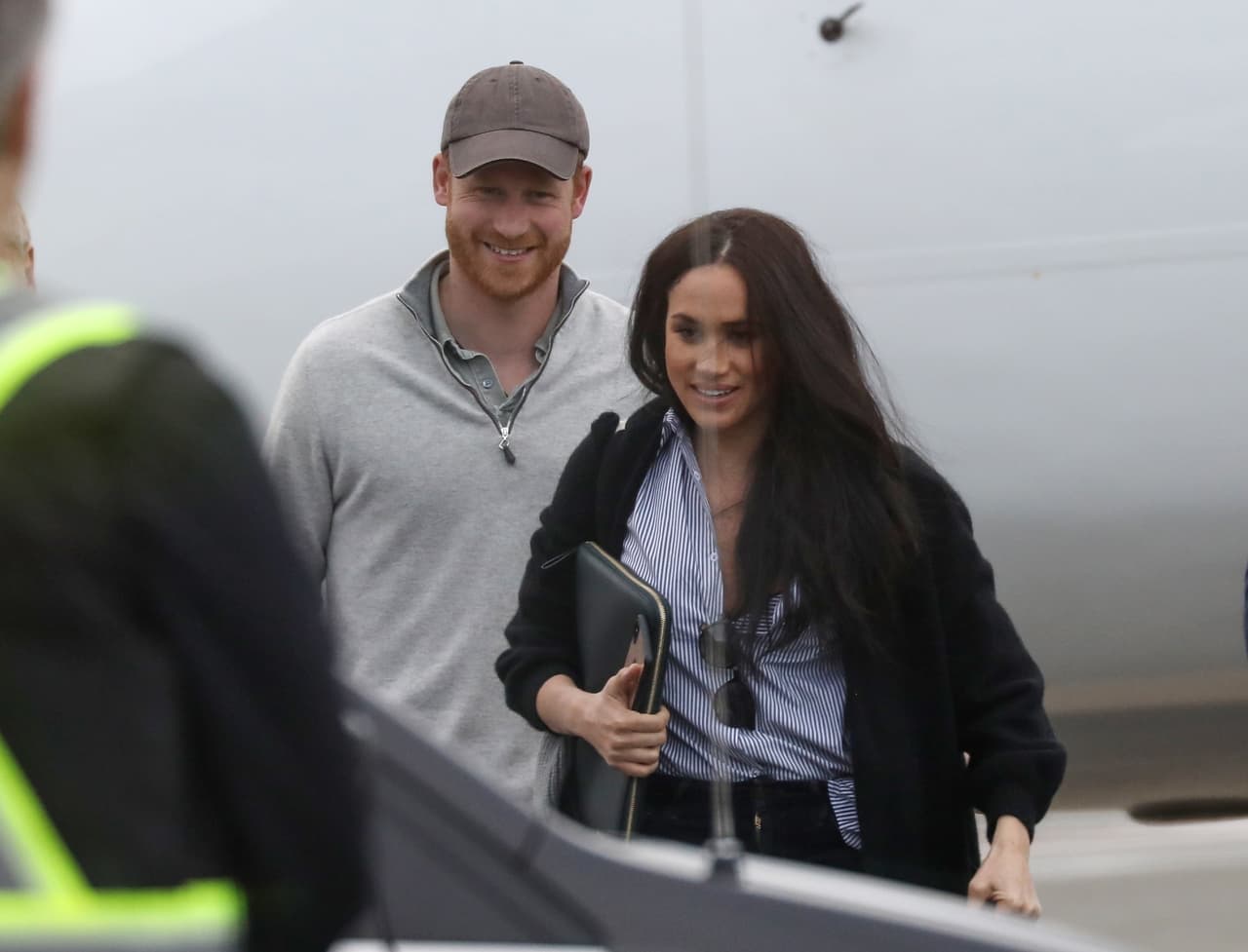 Su semblante contrastó con las ocasiones en que ha sido fotografiado en Canadá, lugar en que se le ha visto con una cara 
<b><a href="https://www.univision.com/famosos/aunque-le-quiten-todo-el-principe-harry-luce-mas-relajado-en-canada-hace-un-ano-era-otro-y-tenemos-la-evidencia-fotos" target="_blank">mucho más sonriente</a></b>. En esta foto aparece junto con Markle a su llegada al país donde reside temporalmente tras una estadía en Estados Unidos, en la cual el pasado 8 de febrero 
<b><a href="https://www.univision.com/famosos/fue-en-miami-beach-el-principe-harry-y-meghan-markle-reaparecen-en-exclusivo-evento-tras-el-megxit-fotos" target="_blank">acudieron a un evento privado </a></b>de la compañía JP Morgan en Miami. 
<br>