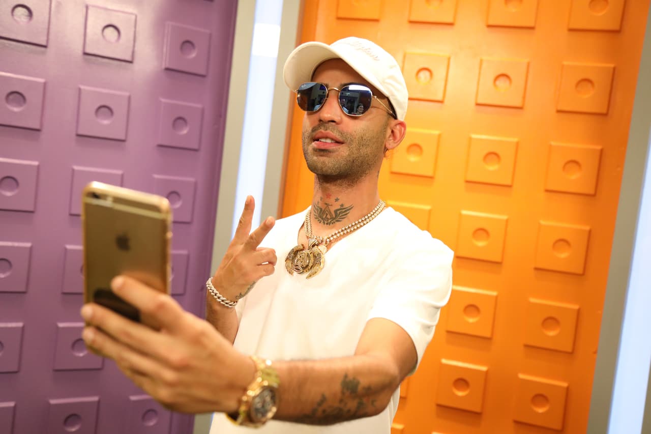 Arcángel no se quedó con las ganas de tomarse una fotografía en el set digital.