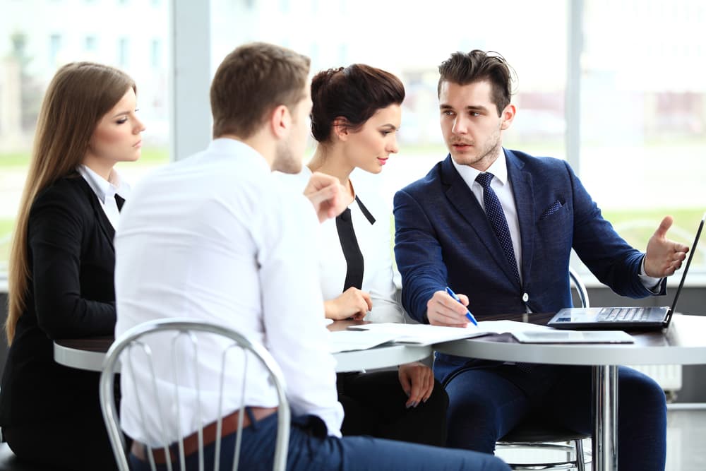 Sigue tus corazonadas si te sientes incómodo en una gestión de negocios que no está dándote dinero. Una retirada a tiempo te evitará más pérdidas económicas. Si tu socio no te inspira confianza pon punto final enseguida a esa asociación.