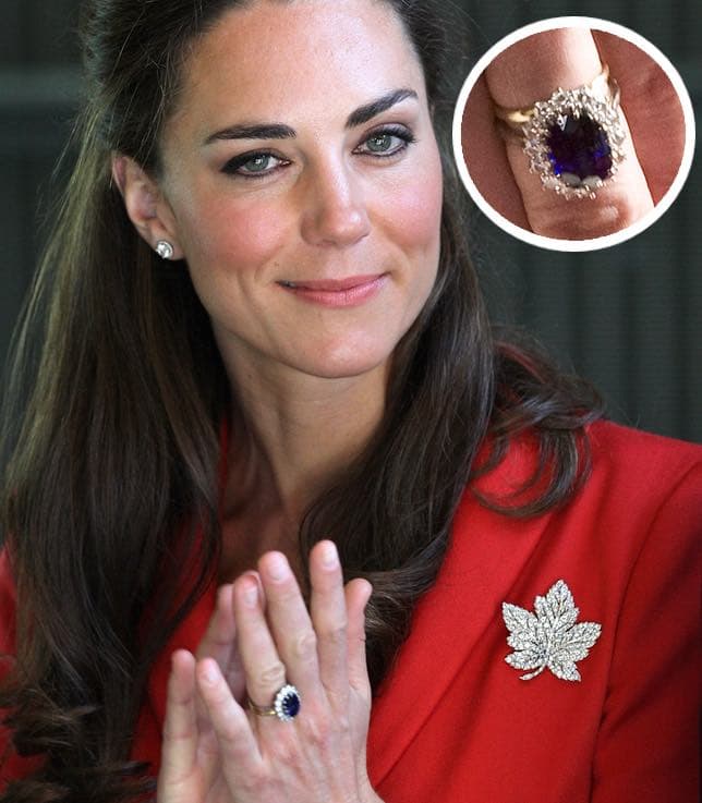 El anillo más envidiado de los últimos años es el que le dio el príncipe Carlos a Lady Di. Actualmente es el mismo que lleva Kate Middleton. La joya es de 12 quilates y su valor original era de 47,000 dólares, pero podría estar alrededor del medio millón de dólares.
<br>