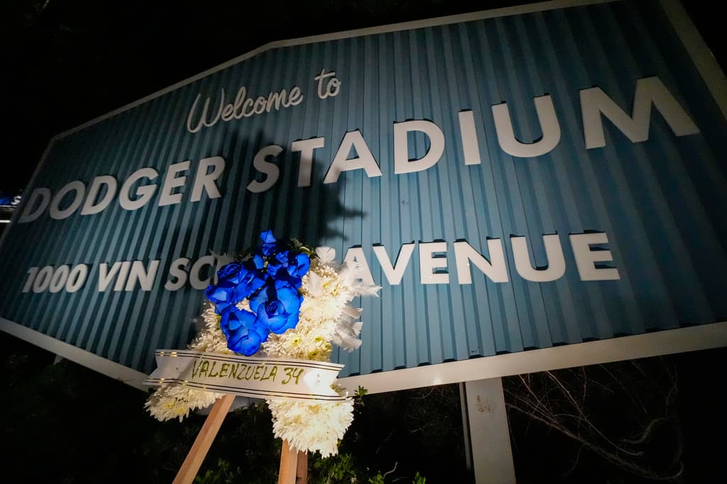 Rob Manfred Jr., comisionado de MLB (Béisbol de Grandes Ligas), declaró este martes que "Fernando Valenzuela fue uno de los 
<b><a href="https://www.univision.com/local/los-angeles-kmex/muere-fernando-valenzuela-gobernador-california-gavin-newsom" target="_blank">jugadores más impactantes de su generación</a>". </b>Sus palabras quedaron confirmadas por las personas que llegaron hasta el estadio de los Dodgers al conocer sobre la muerte de 'El Toro'.