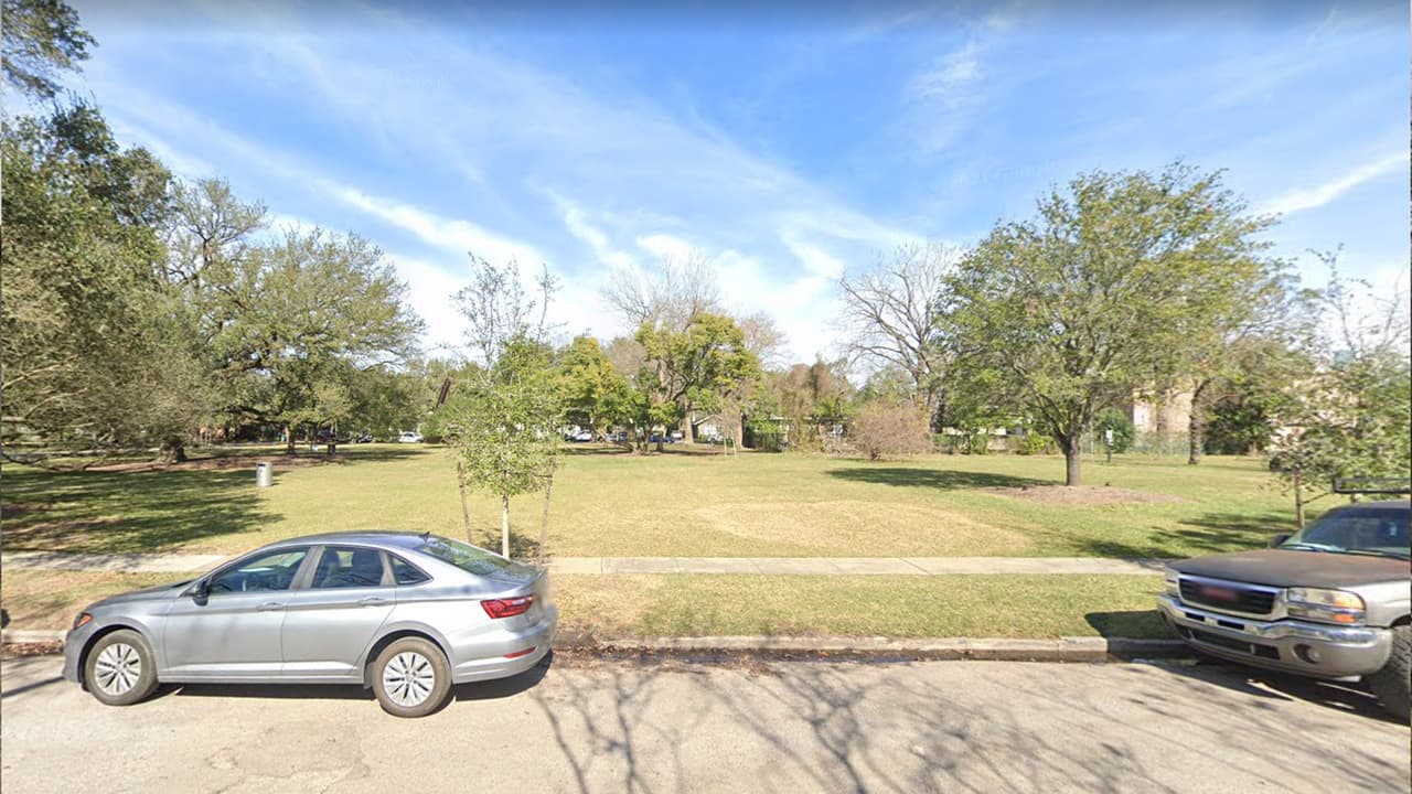 En medio de un vecindario, tenemos al parque Menil. Senderos, grandes jardines y árboles gigantes que te darán la sombra necesaria para hacer tu picnic. Cuenta con un columpio rojo que es parte del proyecto Red Swing, desarrollado por la Universidad de Texas.
