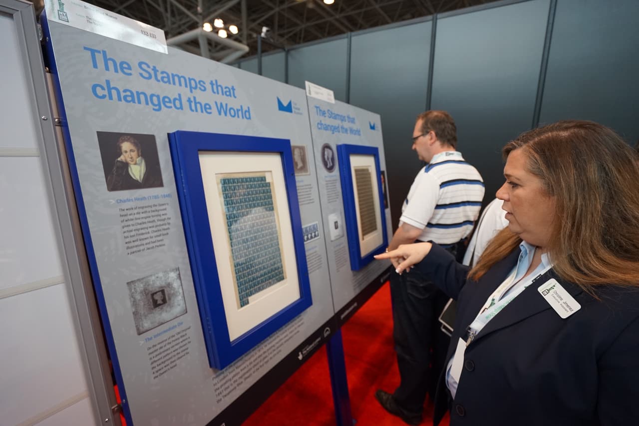 La exhibición recorre la historia mundial a través de las estampillas.