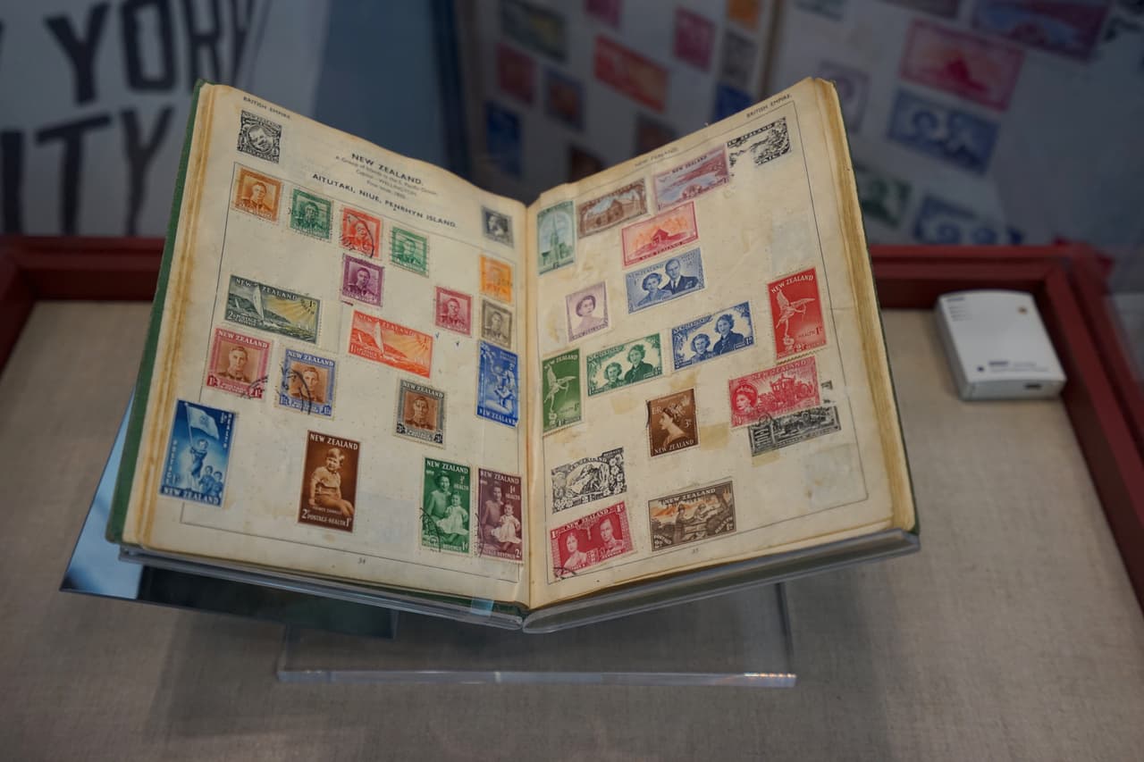 Libro de colección de estampillas de John Lennon.