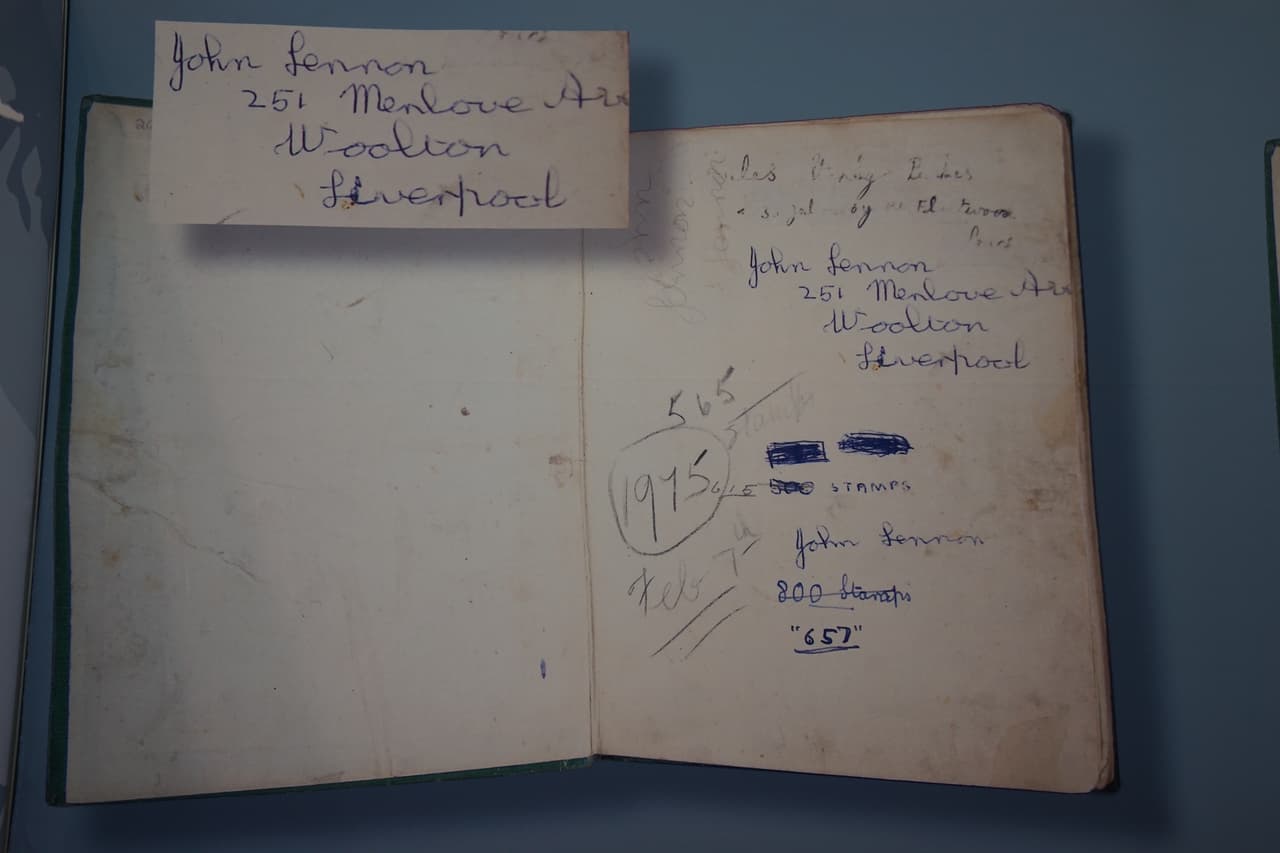 Libro de colección de estampillas de John Lennon.