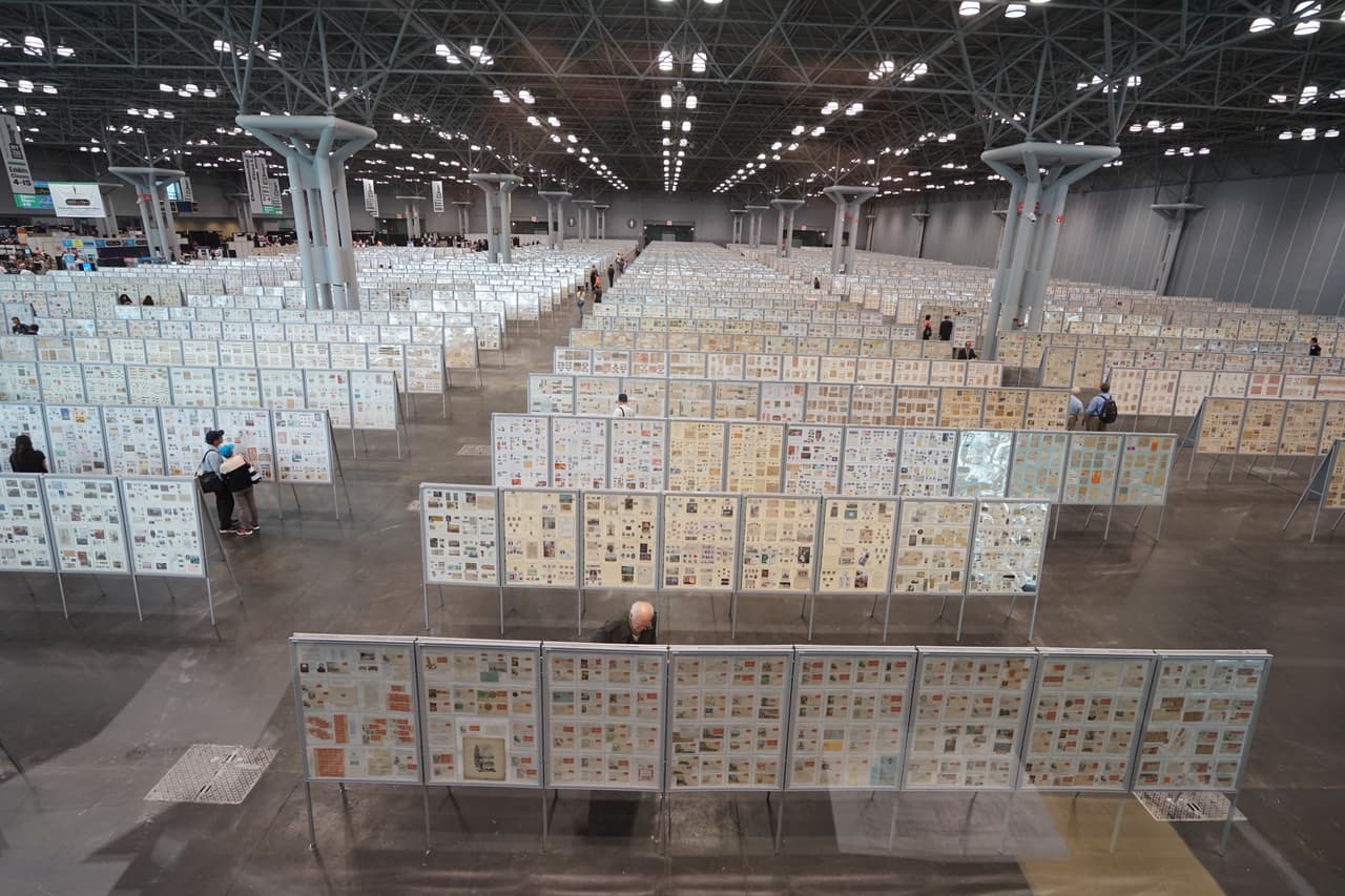 Hay más de 4,000 marcos de exhibición de colecciones de estampillas.