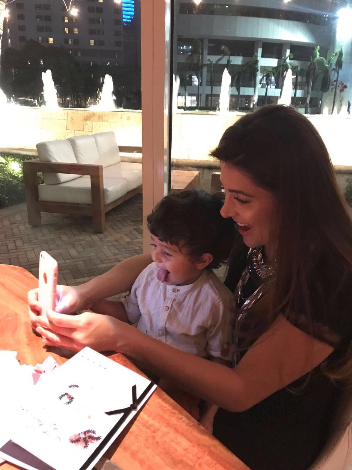 A Joshua le encantan las cámaras como a sus papás y se divirtió tomándose fotos.