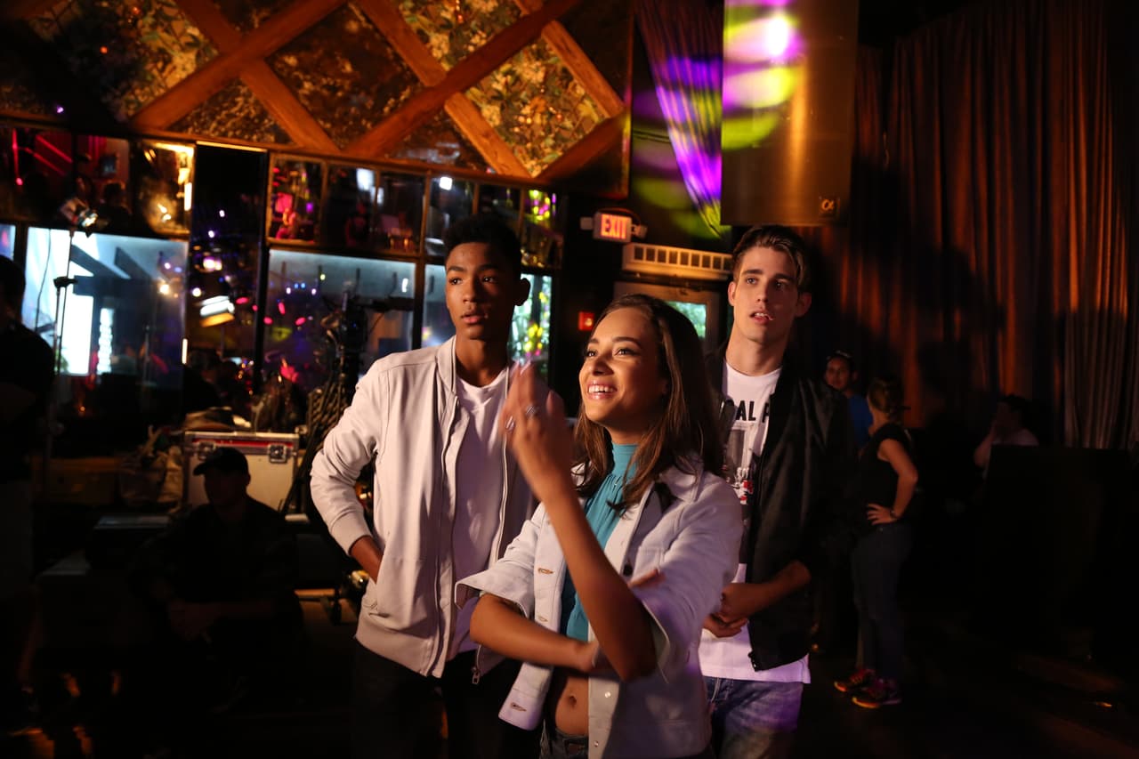 Abdiel, Fabyán, Alondra, Sofía, Verónica y Abel formaron la banda 
<b>Milenios</b>. “Cake by the ocean” fue el tema de su videoclip. Durante las grabaciones los chicos se diviertieron y hasta se sonrojaron al enterarse que había escena de beso.