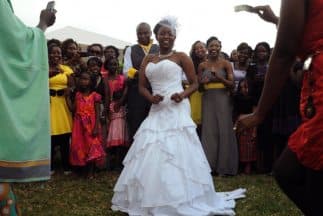 El presidente Uhuru Kenyatta firmó la ley que permite a los hombres casarse con las mujeres que deseen.