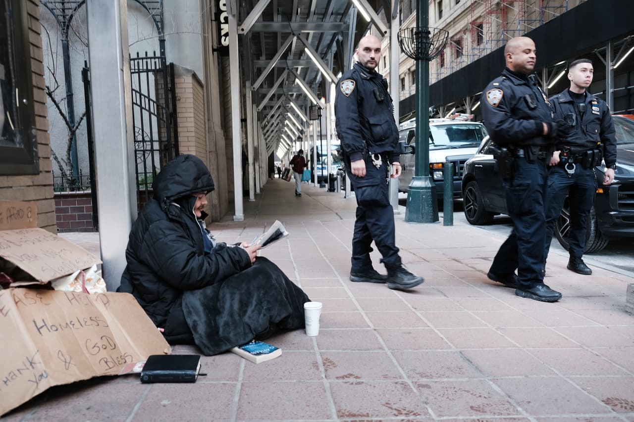 <h3 class="cms-H3-H3">2.<b> </b>Nueva York, NY</h3>
<br>
<br>▪️ 
<b>Población sin hogar: </b>61,840
<br>
<br>▪️ 
<b>Tasa de desamparados:</b> 7.3 por cada 1,000 habitantes 
<br>
<br>▪️
<b> Cambio porcentual entre 2020 y 2022:</b> Disminuyó en 21%