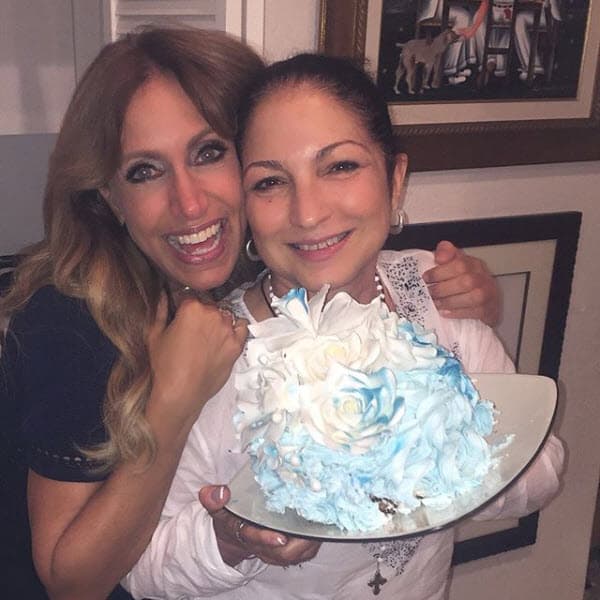 "¡Un año más de vida! Feliz cumpleaños a la tía más linda del mundo Gloria Estefan. Así celebramos anoche en familia. Te queremos de aquí a la luna y de regreso, después al sol otra vez", escribió Lili en Instagram.