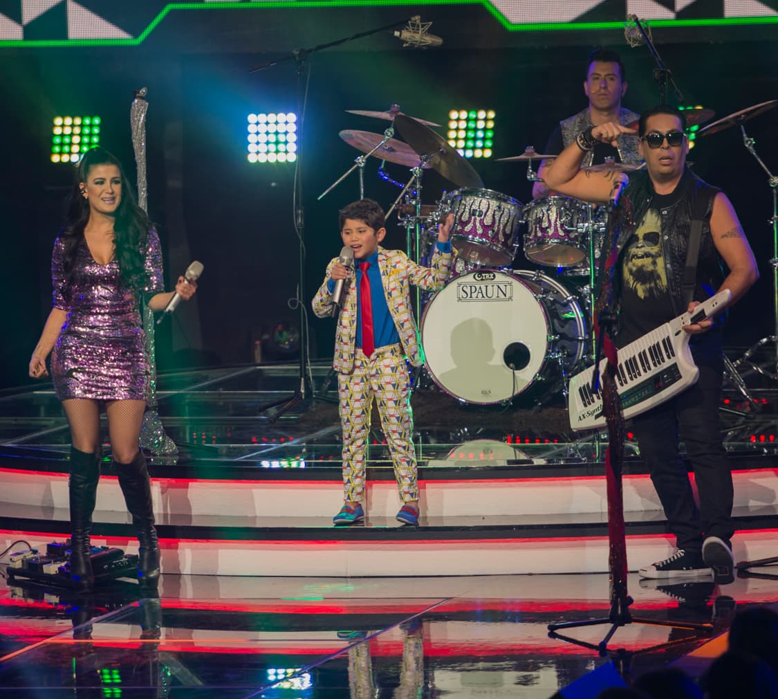 Gran lluvia de estrellas se dio cita, Carlos Rivera, Julión Álvarez, Ricardo Montaner, Moderatto, Kumbia All Starz y La Sonora Dinamita formaron parte de los musicales. La gran sorpresa de la noche fue el reencuentro de Pee Wee con los Kumbia All Starz, quien por desgracia fue el primer capitán eliminado junto con la Familia Gómez.