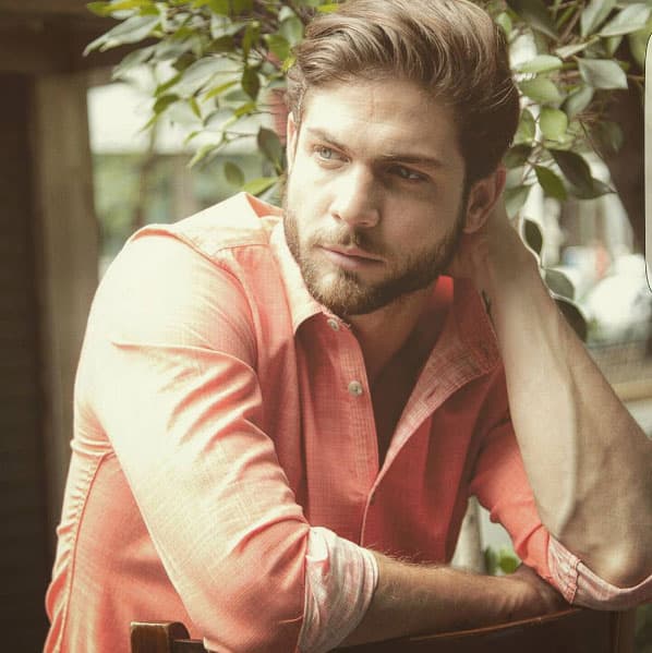 En muchas de sus fotografías le gusta mostrar su perfil, la seriedad le sienta muy bien ¿no crees?