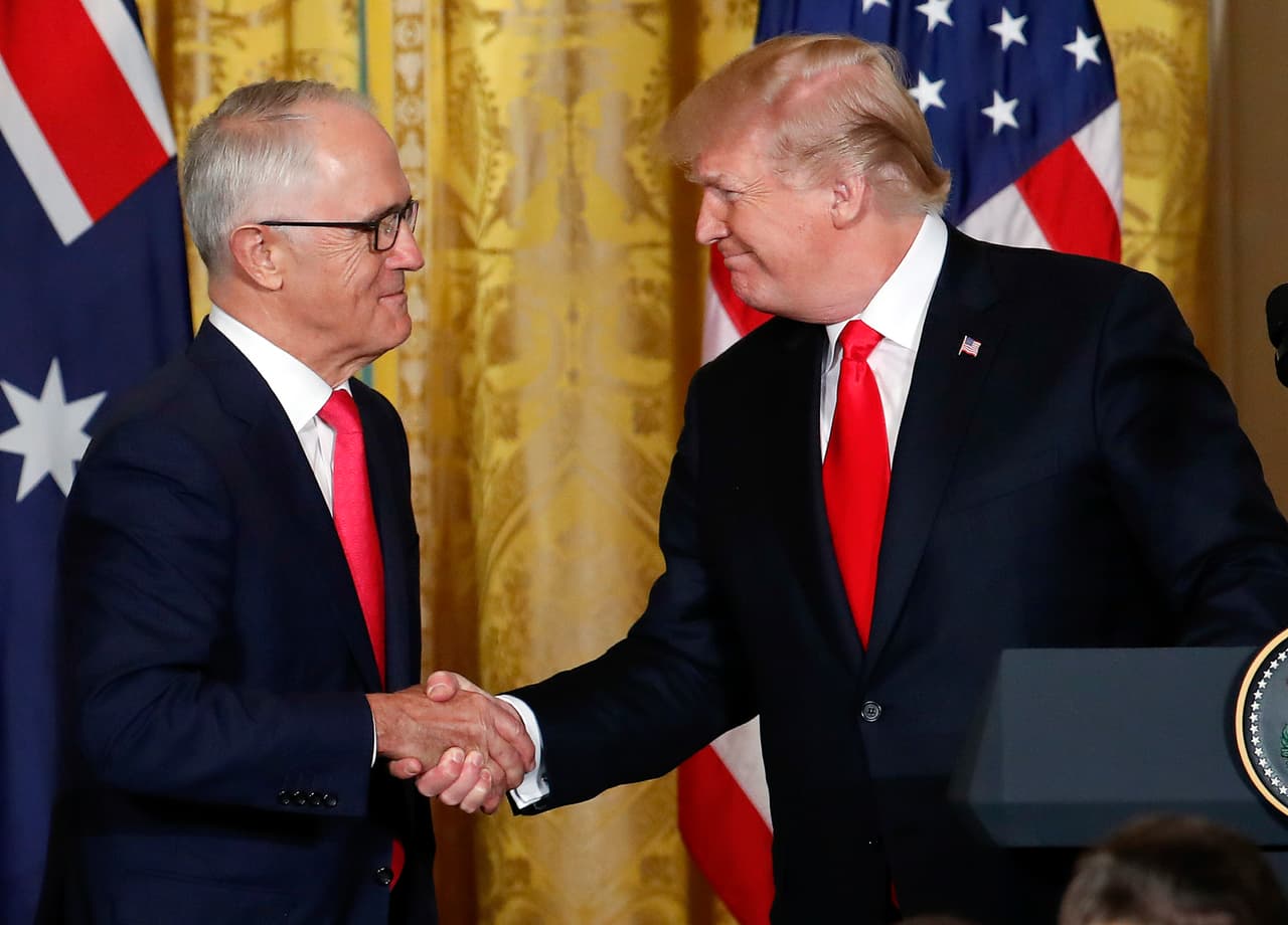 El presidente Donald Trump y el primer minsitro australiano Malcolm Turnbull se dan la mano durante una conferencia de prensa en la Casa Blanca, en Washington, el viernes 23 de febrero del 2018. (AP foto/Pablo Martínez Monsivais)