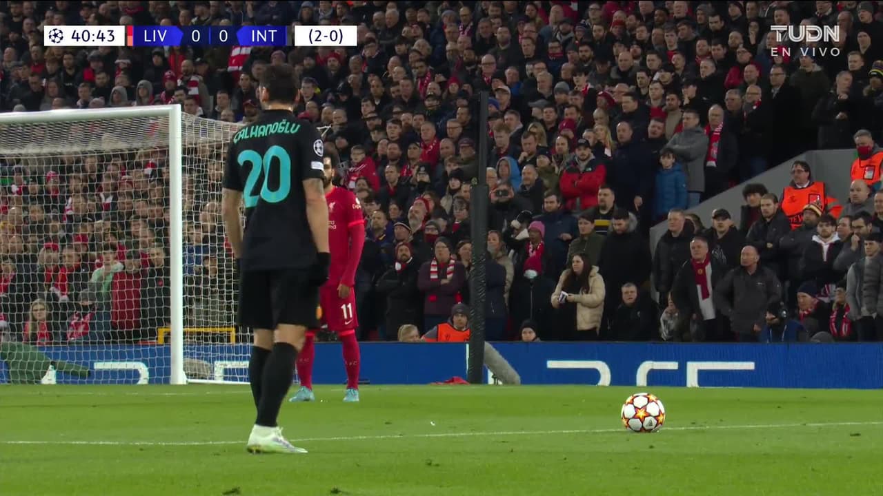 ¡TIRO ATAJADO! disparo por Hakan Calhanoglu.