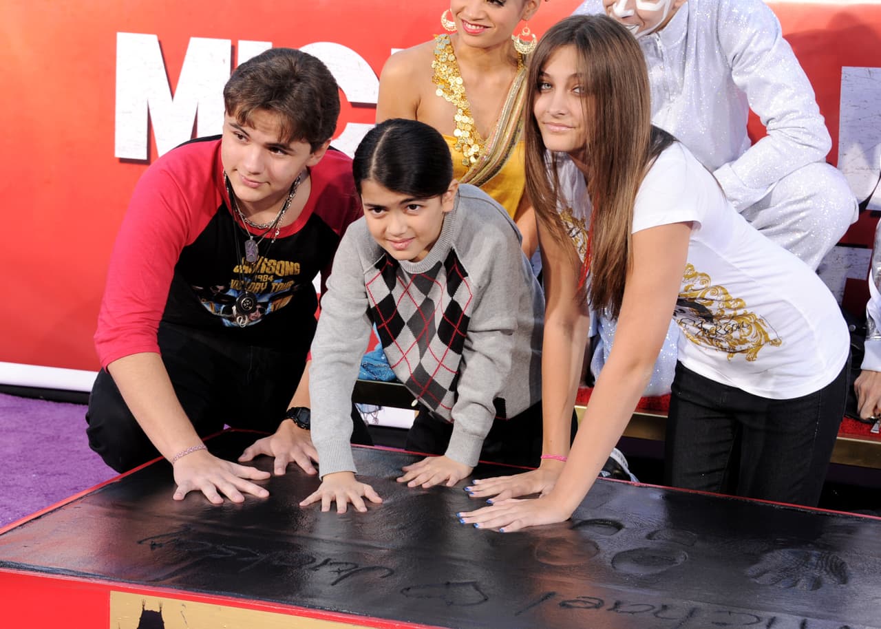 Sus hijos Prince, Paris y Blanket Jackson, tienen en sus bolsillos una cantidad anual de $8 millones de dólares...