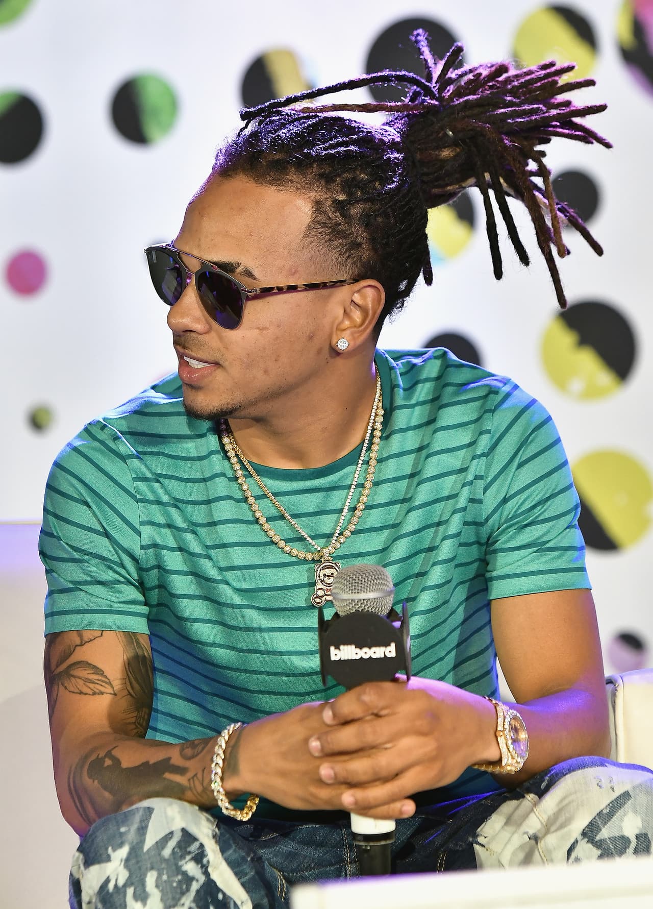 Tiene tres tatuajes, todos en el brazo derecho.