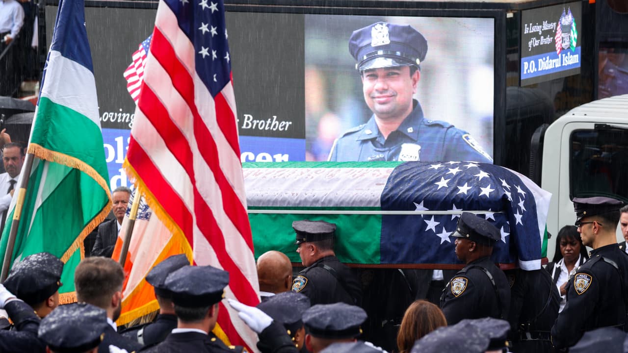 Dan el último adiós al oficial Didarul Islam, quien murió tras el tiroteo masivo en Manhattan