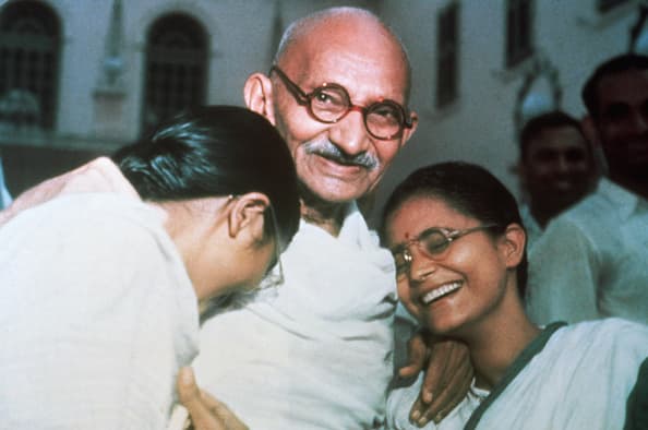 Mohandas Karamchand Gandhi, conocido como 
<a href="https://www.univision.com/local/houston-kxln/celebraciones-por-el-150-aniversario-del-nacimiento-de-mahatma-gandhi">Mahatma Gandhi</a>, 
<b>nació el 2 de octubre de 1869 en el poblado de Porbandar, en el actual estado indio de Gujarat, en el occidente de India.</b>
<br>